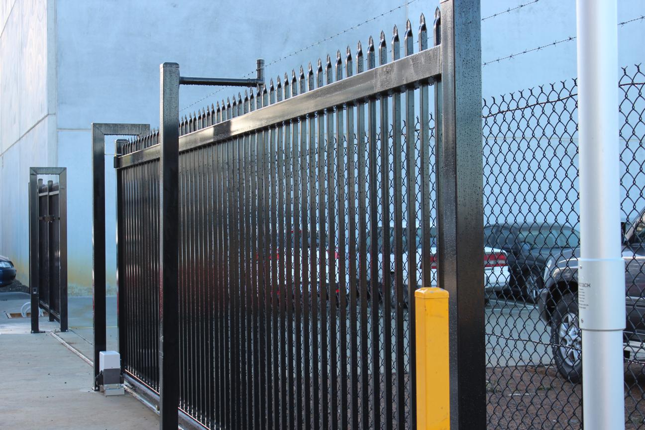 tubular steel gate with spear top